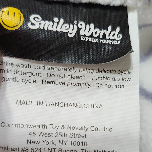 Smiley World 50" x 60" smiley throw blanket - Picture 9 of 13
